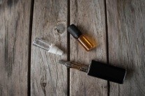 Чем отличается солевая жидкость от щелочной: основные отличия и выбор для вейпа